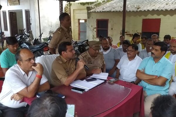 Ballia : दुर्गा पूजा पर्व को लेकर शांति समिति की हुई बैठक