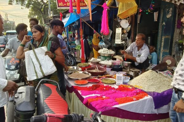 Ballia : जीवित पुत्रिका व्रत को लेकर बाजार में रही रौनक