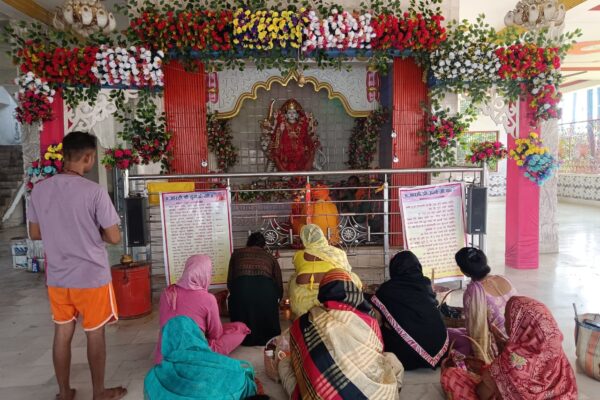 Ballia : मां दुर्गा के जगतधात्री मंदिर में माता के प्रति लोगों की आस्था चरम पर