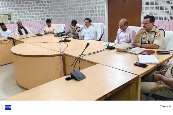 Ballia : त्यौहार को सकुशल संपन्न कराने व कानून व्यवस्था बनाए रखने के लिए डीएम ने की बैठक