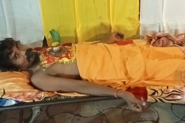 Ballia : अन्न, जल त्याग युवक बना आस्था का केंद्र