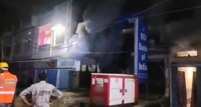 Ballia : सिकंदरपुर में बैंक ऑफ इंडिया में भीषण आग, लॉकर और दस्तावेज सुरक्षित