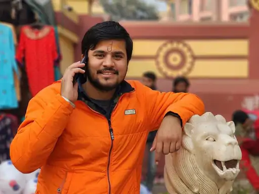 Ballia : बहादुरपुर रोड पर बेकाबू कार टाइल्स की दुकान में घुसी, एक की मौत, दूसरा घायल