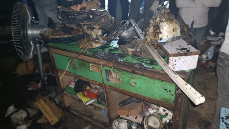 Ballia : सिकंदरपुर के मुख्य बाजार में इलेक्ट्रिक दुकान में लगी आग, हजारों रुपये का सामान जलकर राख