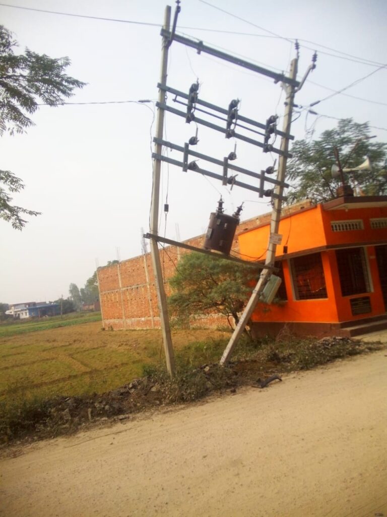 Ballia : अज्ञात वाहन की टक्कर से पोल क्षतिग्रस्त, विद्युत आपूर्ति बाधित