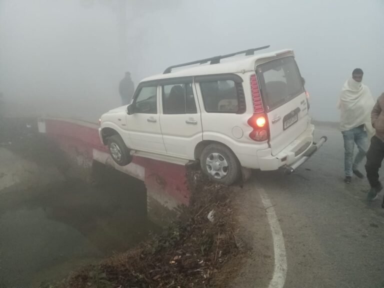 Ballia : रेलिंग विहीन पुलिया के नीचे लटकी श्रद्धालुओं से भरी स्कार्पियो, बाल-बाल बचे लोग