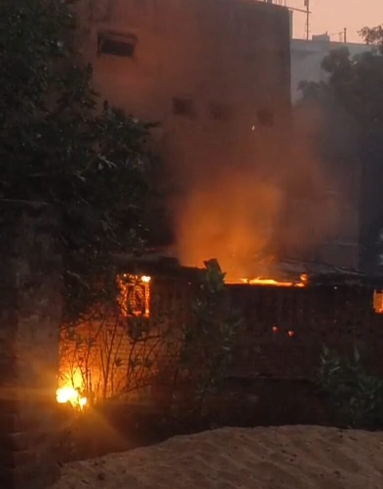 Ballia : माखनभोग मिठाई की दुकान में भीषण आग, सिलेंडर फटने से मचा हड़कंप