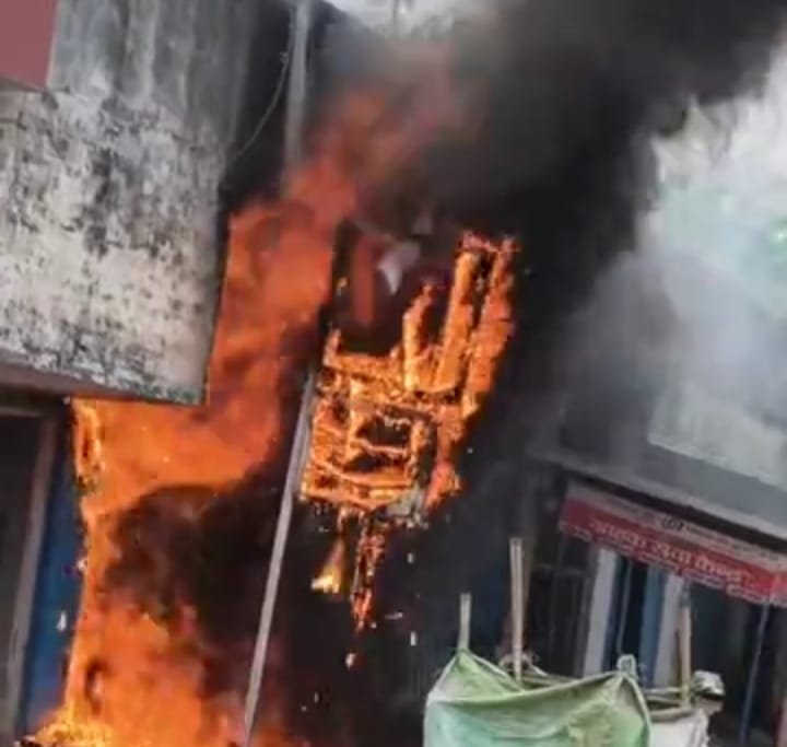 Ballia : शार्ट सर्किट से एटीएम में लगी आग, 10 से 15 लाख रूपये जलने की आशंका