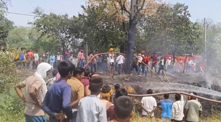 Ballia : गैस सिलेंडर फटने से लगी आग, चार झोपड़ियां राख, संकट में परिवार