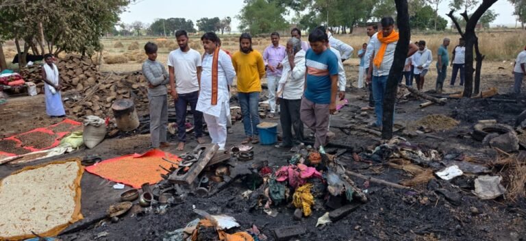 Ballia : शिवपुर में आग से घर जलकर राख, कनक पांडेय ने पीड़ित परिवार को दिया सहारा