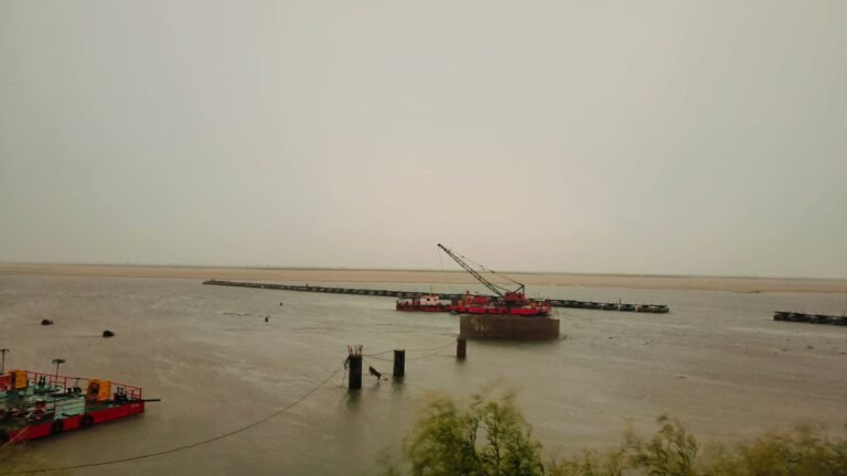 Ballia : तेज आंधी में तीन हिस्सों में टूटा माल्देपुर पीपा पुल, पांच लोगों का रेस्क्यू