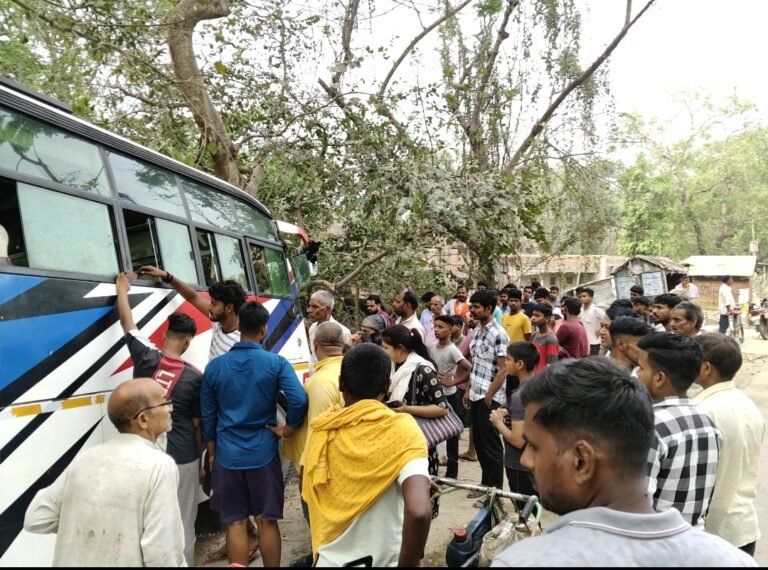 Ballia : खड्ड में गिरी यात्रियों से भरी बस, मची चीख पुकार