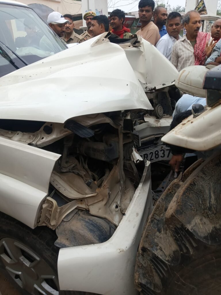 Ballia :चालक को झपकी आने से पेड़ से टकराई स्कार्पियो, पुलिस ने क्षतिग्रस्त वाहन को लिया कब्जे में