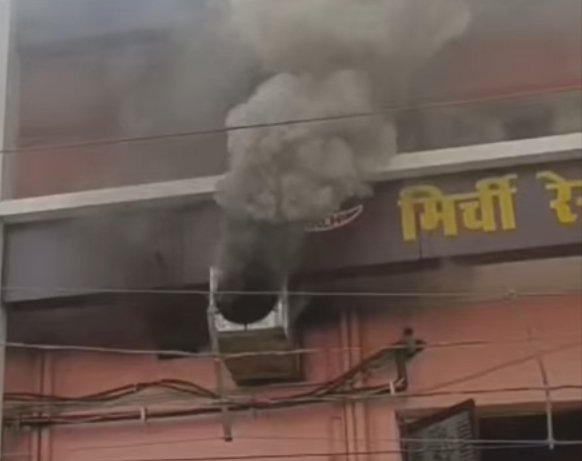 Ballia : तंदूर की चिंगारी से मिर्ची रेस्टोरेंट में लगी आग, दमकल की तीन गाड़ियों ने पाया काबू