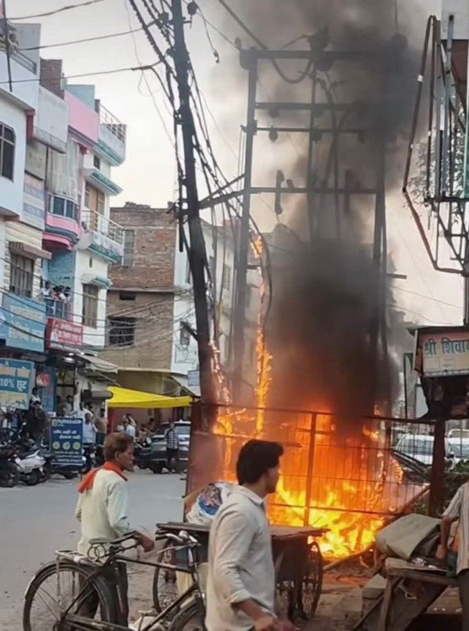 Ballia : जगदीशपुर में ट्रांसफार्मर में लगी आग, मची अफरा-तफरी