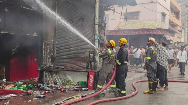 Ballia : बलिया में मेडिकल स्टोर में भीषण आग, दो घंटे की मशक्कत के बाद पाया गया काबू