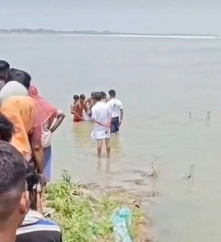 Ballia : सरयू नदी में डूबने से इकलौते बेटे की मौत, मां की चीत्कार से गूंज उठा गांव