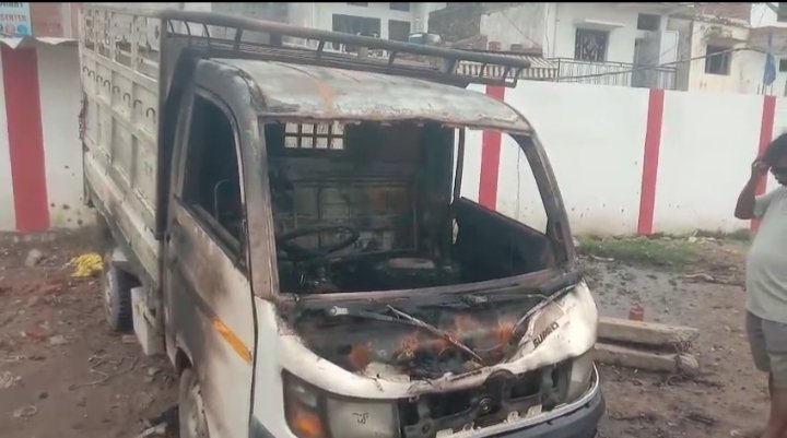 Ballia : खड़ी पिकअप बनी आग का गोला, जलकर नष्ट