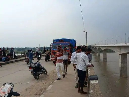 Ballia : पिता के पहुंचने से पहले युवक ने गंगा में लगाई छलांग, 30 घंटे बाद भी नहीं मिला शव