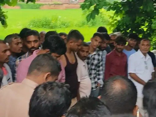 Ballia : पेड़ के नीचे बारिश से बचने खड़े चार युवकों पर गिरी आकाशीय बिजली, दो की मौत
