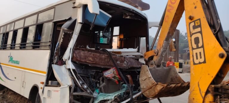 Ballia : बलिया में बड़ा हादसा : पिंडदान के बाद अयोध्या जा रहे यात्रियों की बस ट्रक से भिड़ी, 22 घायल